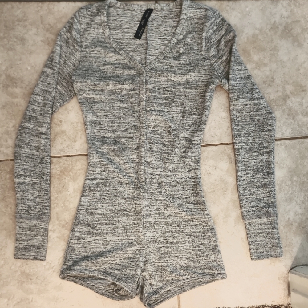 New Without Tag Gray Long Sleeve Knit Romper Size Small